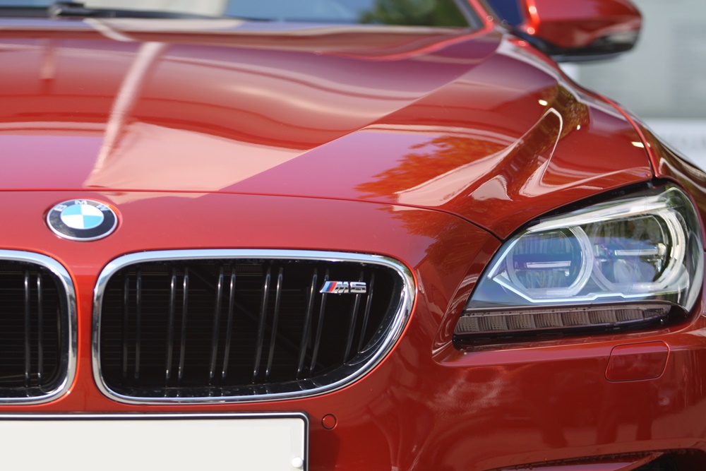 imagem da frente de um carro vermelho de luxo
