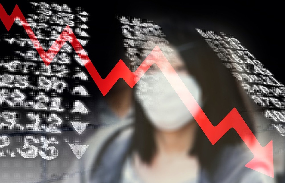 imagem com números ao fundo, uma moça com máscara se protegendo do coronavírus e um gráfico com tendência de queda.