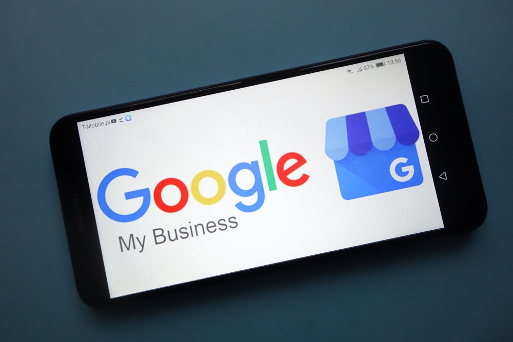 tela de celular com o logo e ícone do Google My Business
