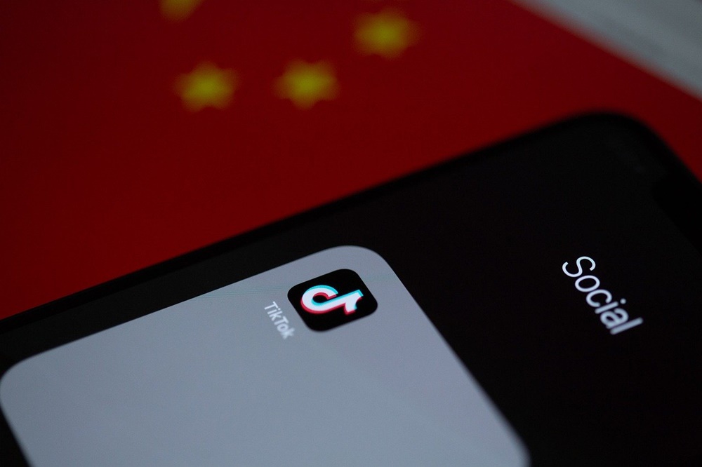 tela de celular com o aplicativo TikTok instalado