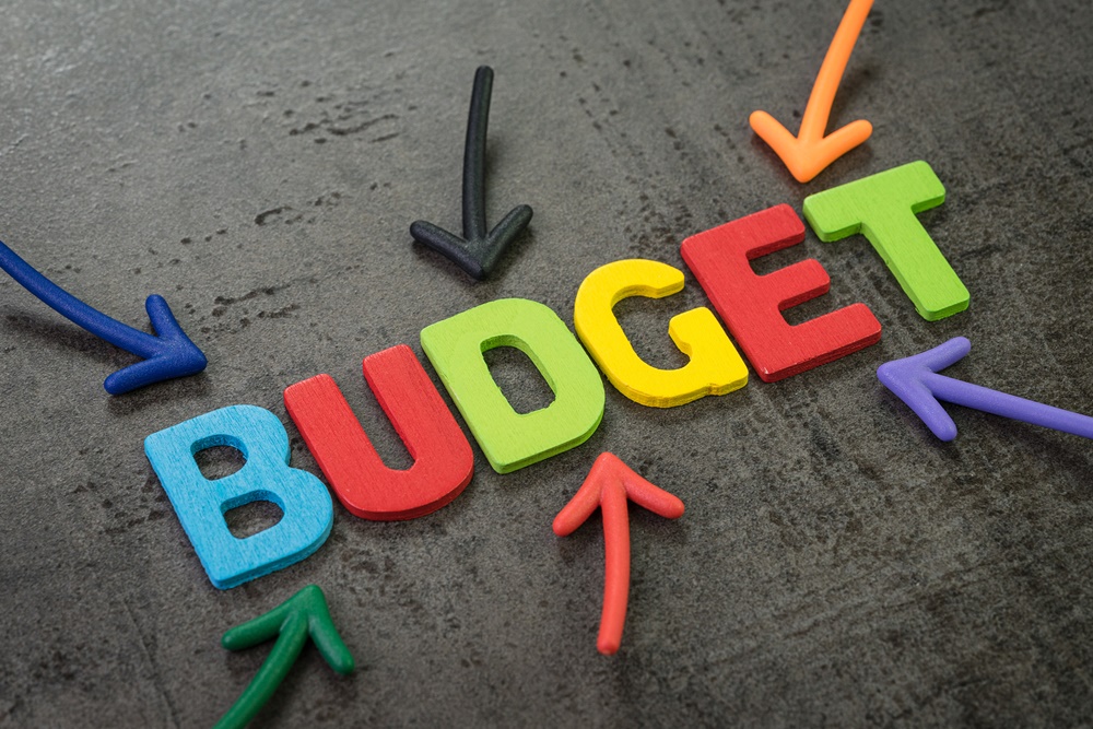 letras coloridas formando a palavra budget (orçamento em inglês)