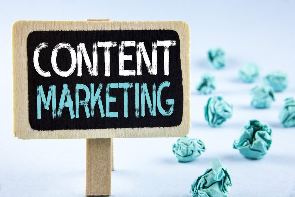 placa com as palavras content marketing escritas em giz