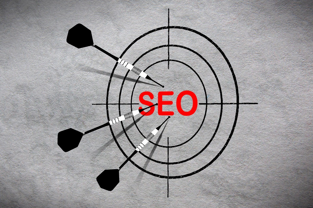 alvo com seo escrito no centro e dardos fincados